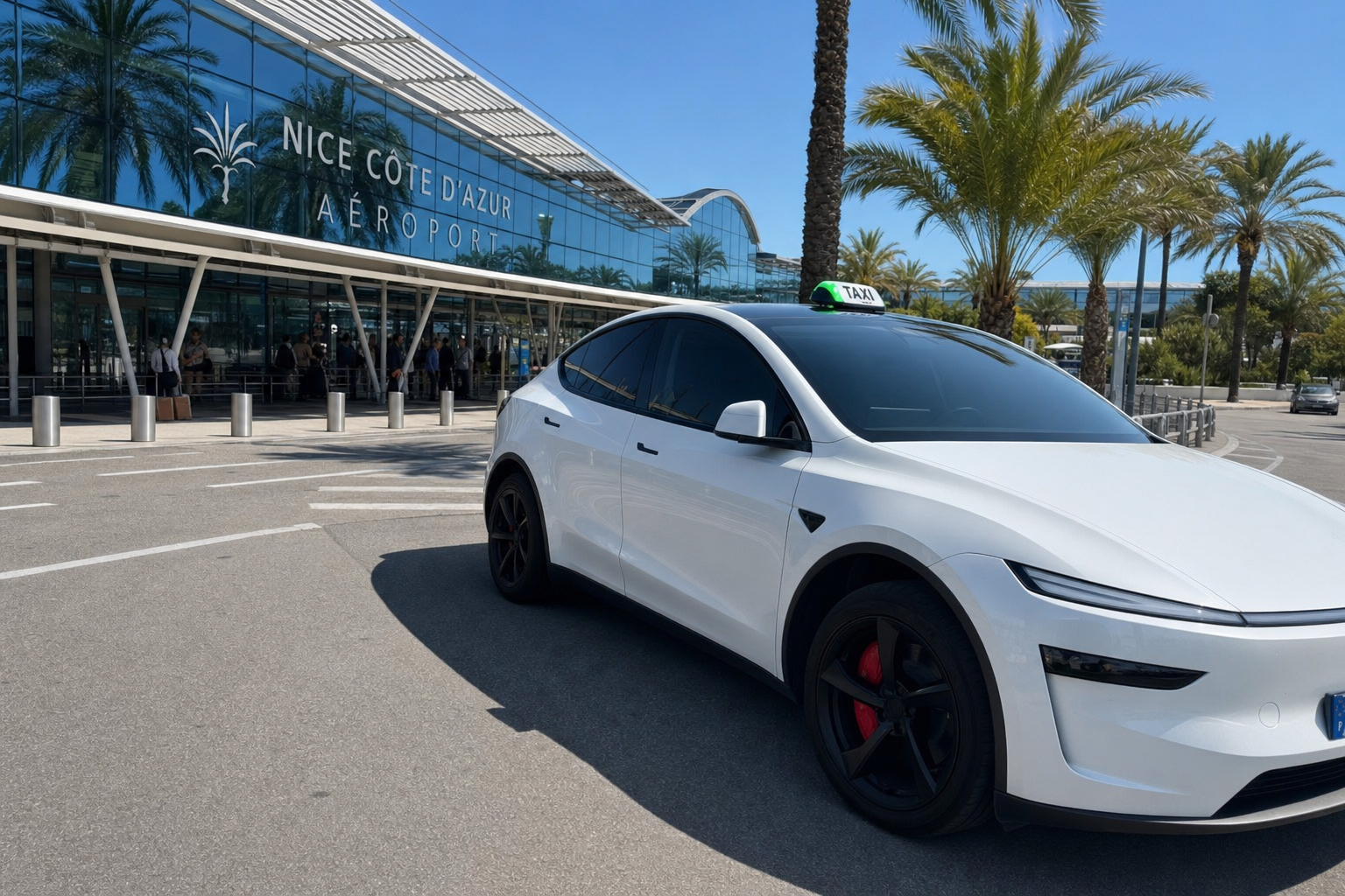 Taxi Taxis La Dracénie — Tesla devant l'aéroport Nice Côte d'Azur